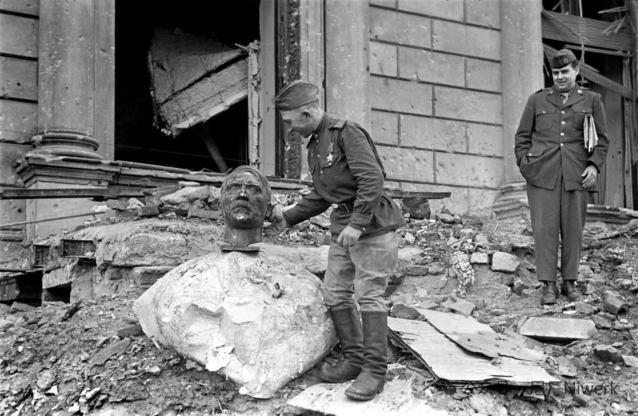 前期巴巴罗萨行动侮辱斯大林，如今好了，苏军与盟军联合攻入柏林，小胡子雕像直接被斩