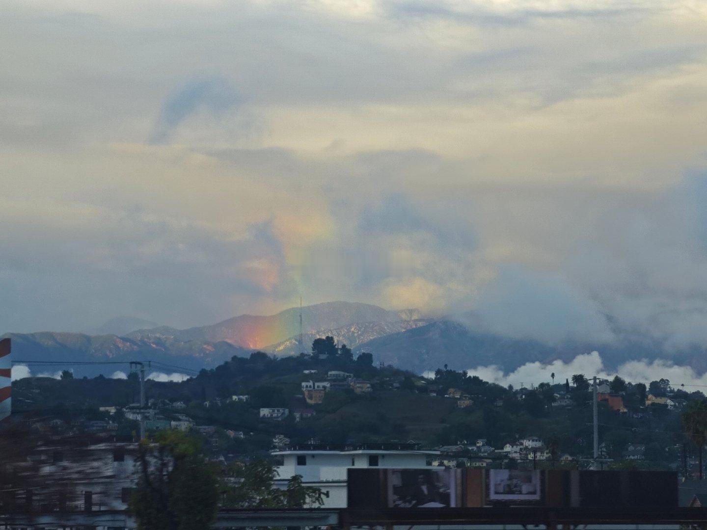 洛杉矶下雨下了三天你敢信？ 