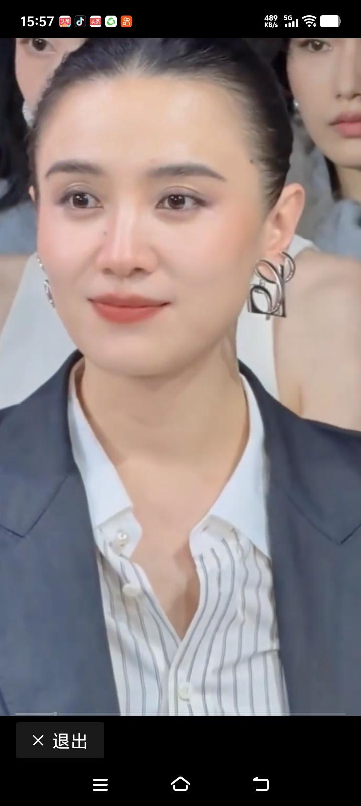 美人四大美人同框，谁更美！

第一张：宋佳（小宋佳），深灰西装，大金属环形耳饰，