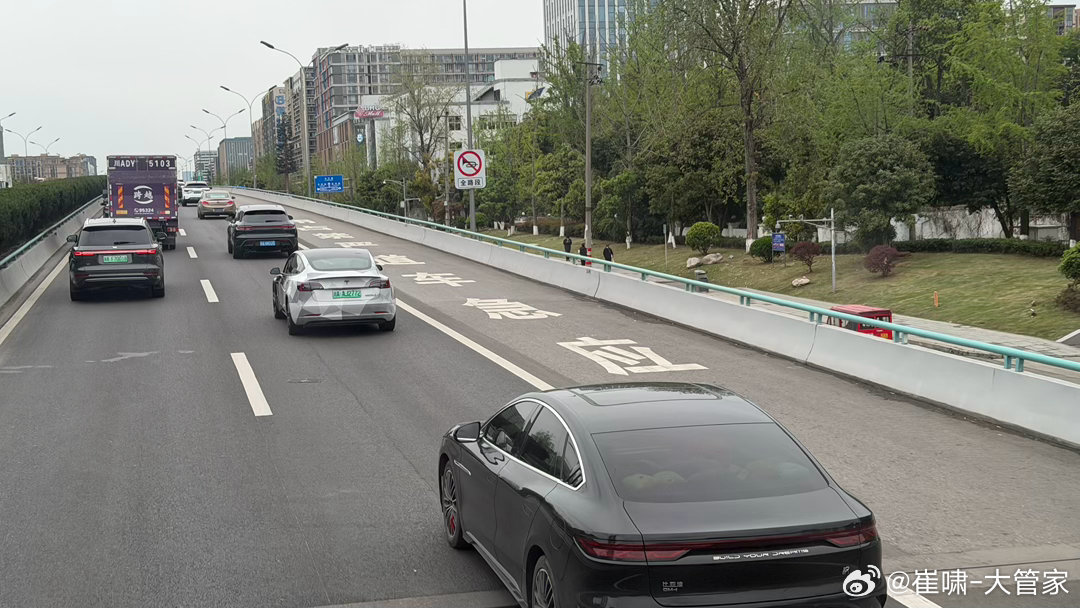 感觉还是管理思维滞后的原因，既然已经取消了收费，机场高速降级成了普通的城市道路，