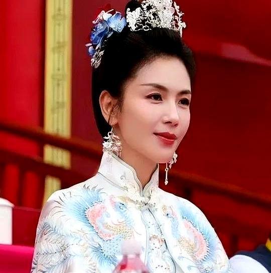 三次圣杯，一道天光，导演当场拍板：主角就是她了，神选的。
 
2011年，《妈祖