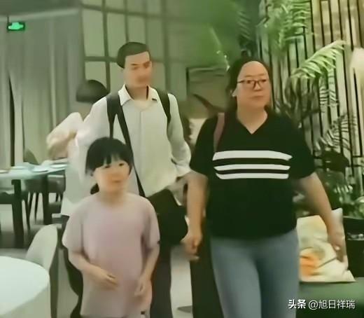 北大数学天才韦东奕的堂姐，在浙江东阳开窗帘店，头顶韦神俩字卖布，顾客好奇进来，她