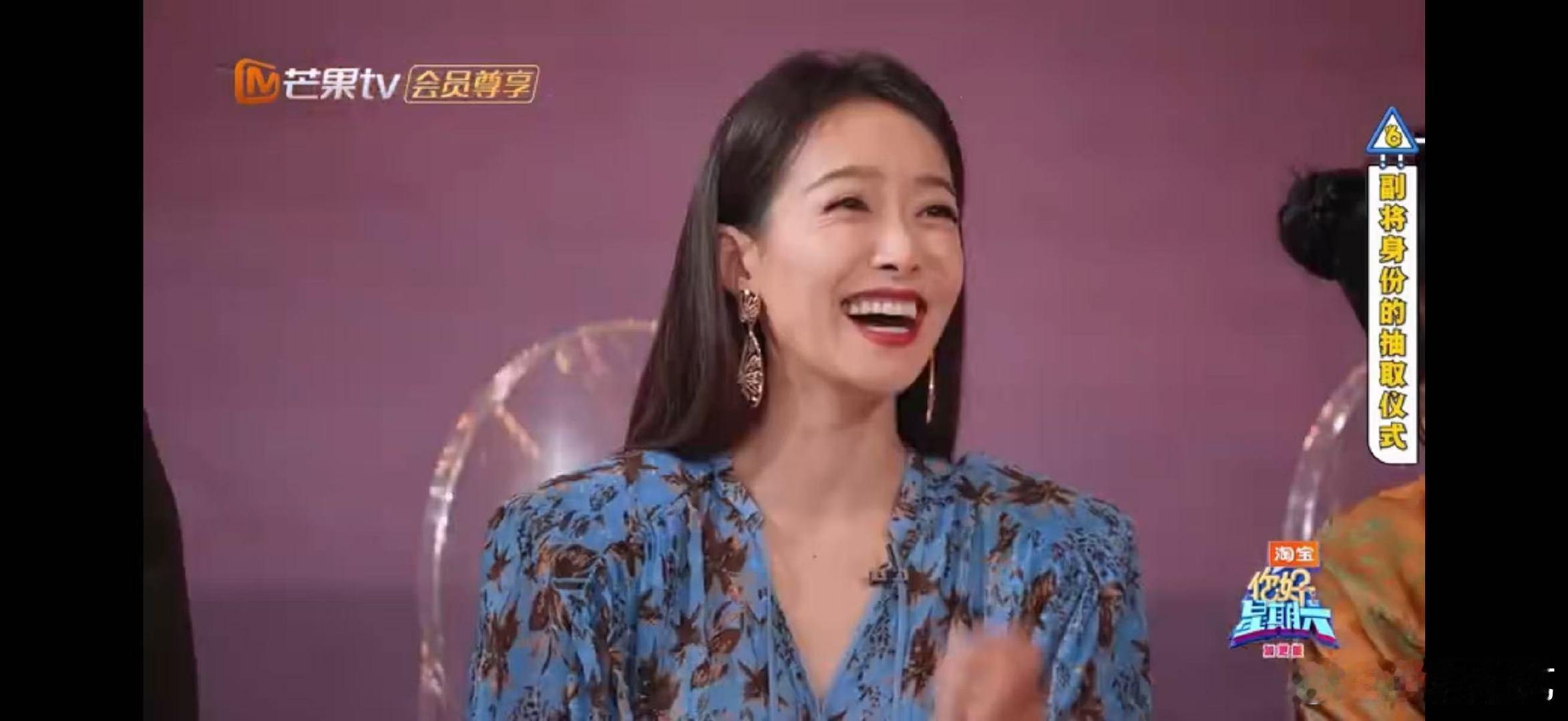 丁程鑫丁程鑫像被手卡咬了一口 你好星期六笑不活了家人们！丁程鑫确认身份卡后反应浮