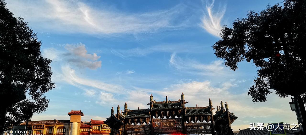 #城市风景照欣赏#（原创）
真龙现身 龙腾古城
       大同市古城内的四牌
