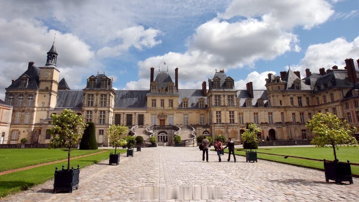 两人闯入枫丹白露宫花园被捕，宫方已报案法国塞纳-马恩省的枫丹白露宫（Châtea