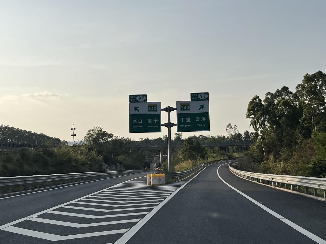 五一去热门景区，我觉得真不值得。就说杭州西湖，五一日均80万人次，断桥成“人桥”