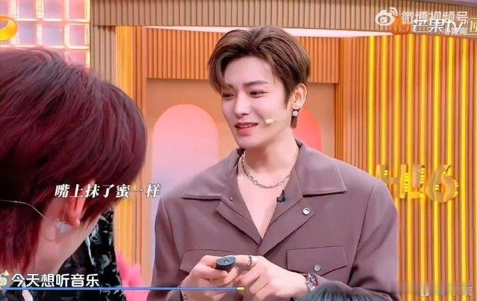 谭松韵侯明昊上演强制爱 侯明昊霸总附体！在《你好星期六》被谭松韵漏选后，直接走到