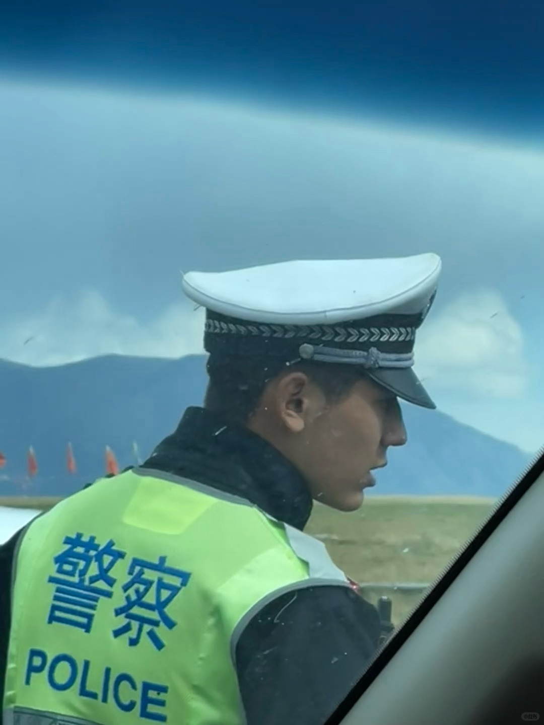 刷到一组警色迷人的赛里木湖😍😍赛里木湖交警神似王安宇诶！ ​​​