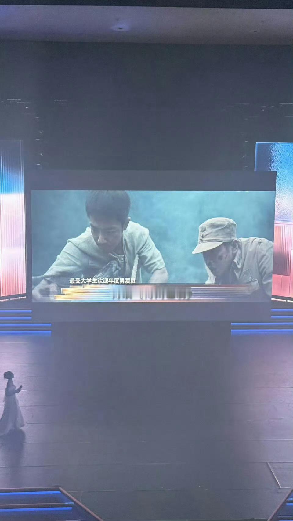 全体起立，恭喜肖战又得奖了🏆 最受大学生欢迎年度男演员！ 
