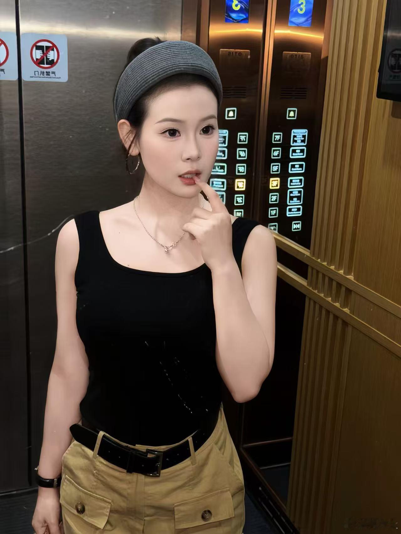侧脸练习中……今天的发型好像还挺满意的？