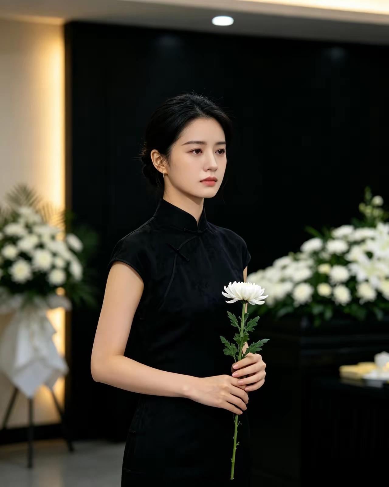 游本昌icon孙女现身爷爷的追悼会，游叶盈琪今天化了淡妆，穿了一身黑色旗袍，面色