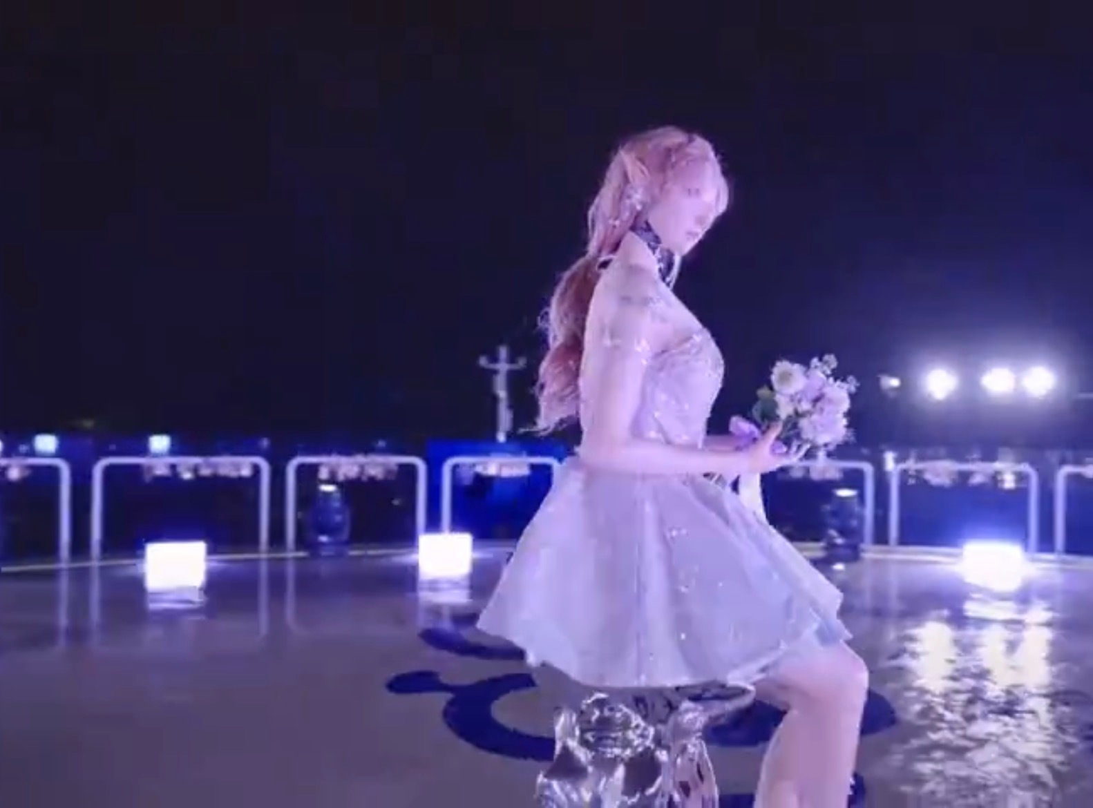 谁懂啊机器人元年的科技感太炸了建议精灵璇赶紧出道，内🐟的金贵爱豆们需要一个降维