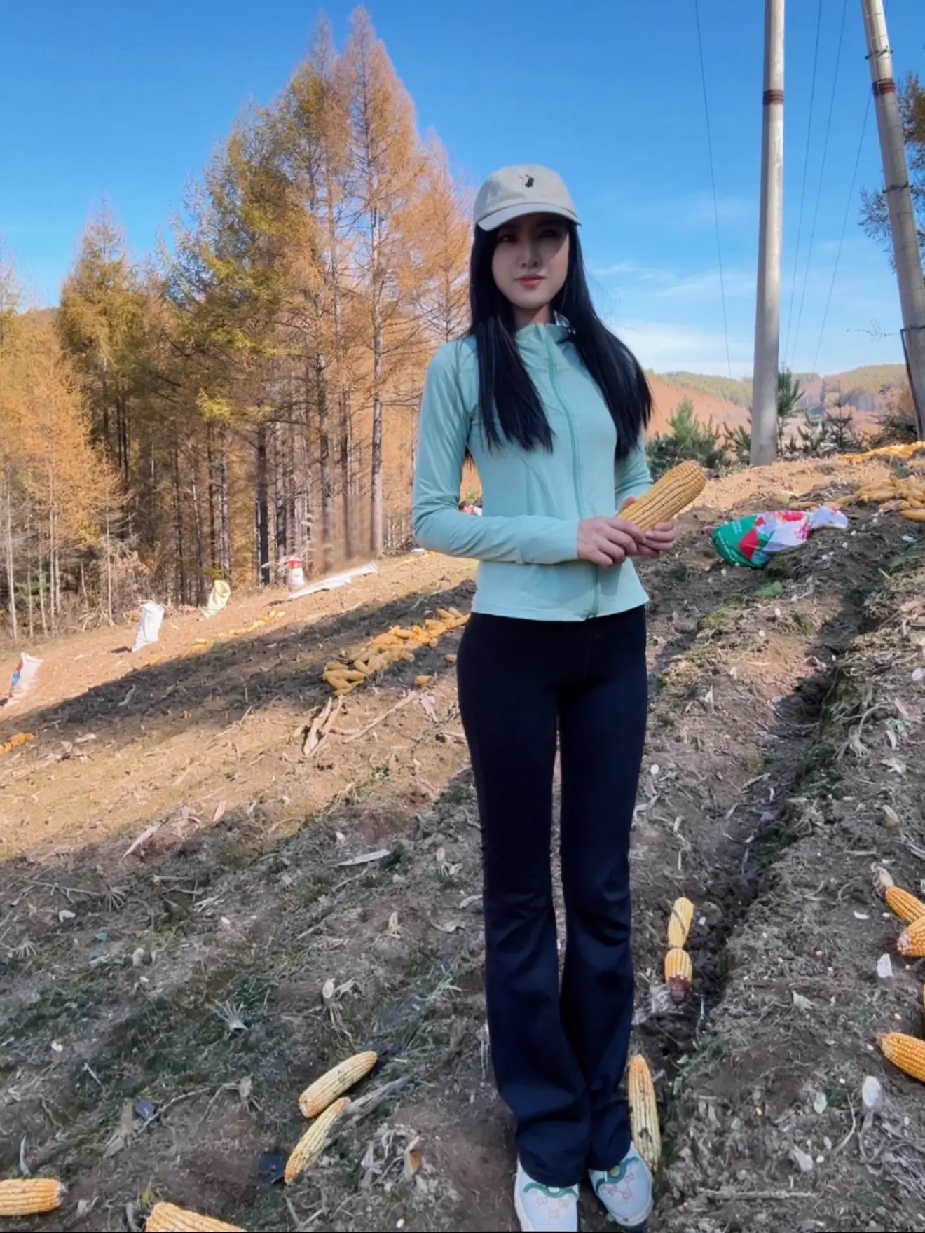 情绪不挂脸上难道挂墙上吗