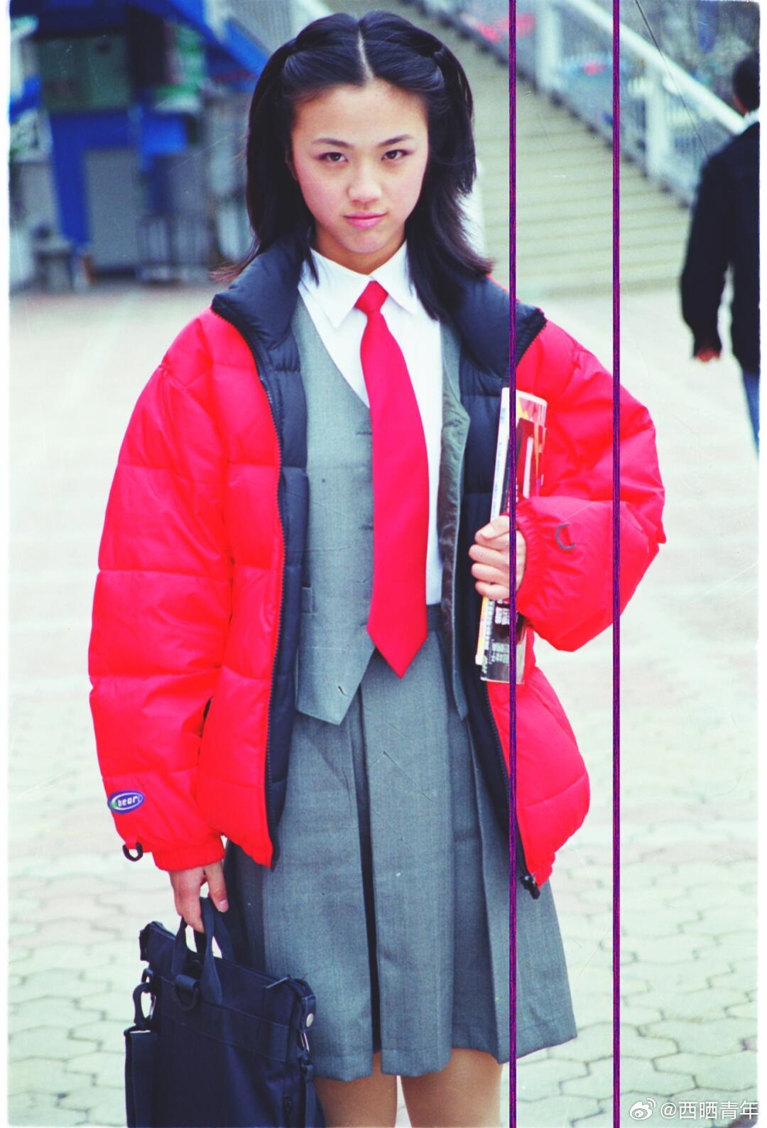 “这组早年胶片照，没有浓妆的滤镜，只有干净的眉眼和松弛的神态，完完全全是老杭州报