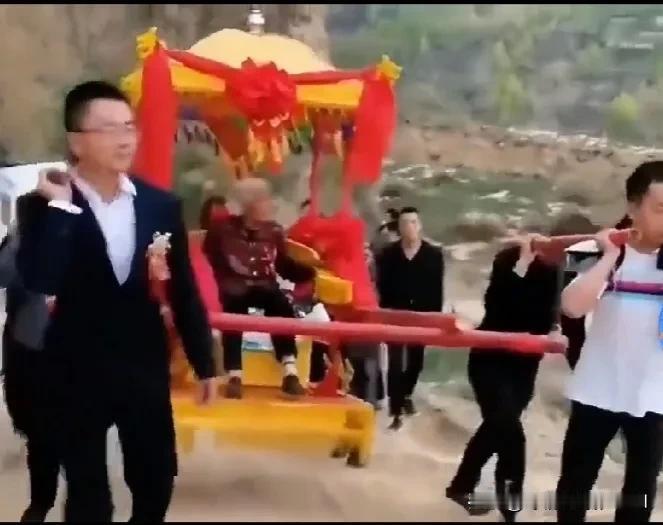 92岁老奶奶想去看望98岁的哥哥，离哥哥家三十多公里，老奶奶晕车无法坐车去。下面