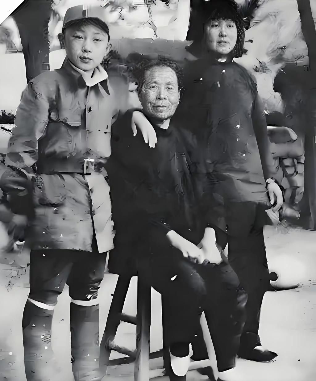 1944年，陈杰英被鬼子抓捕，鬼子刺了她几刀，以为死了，便转身离去。

可是，村