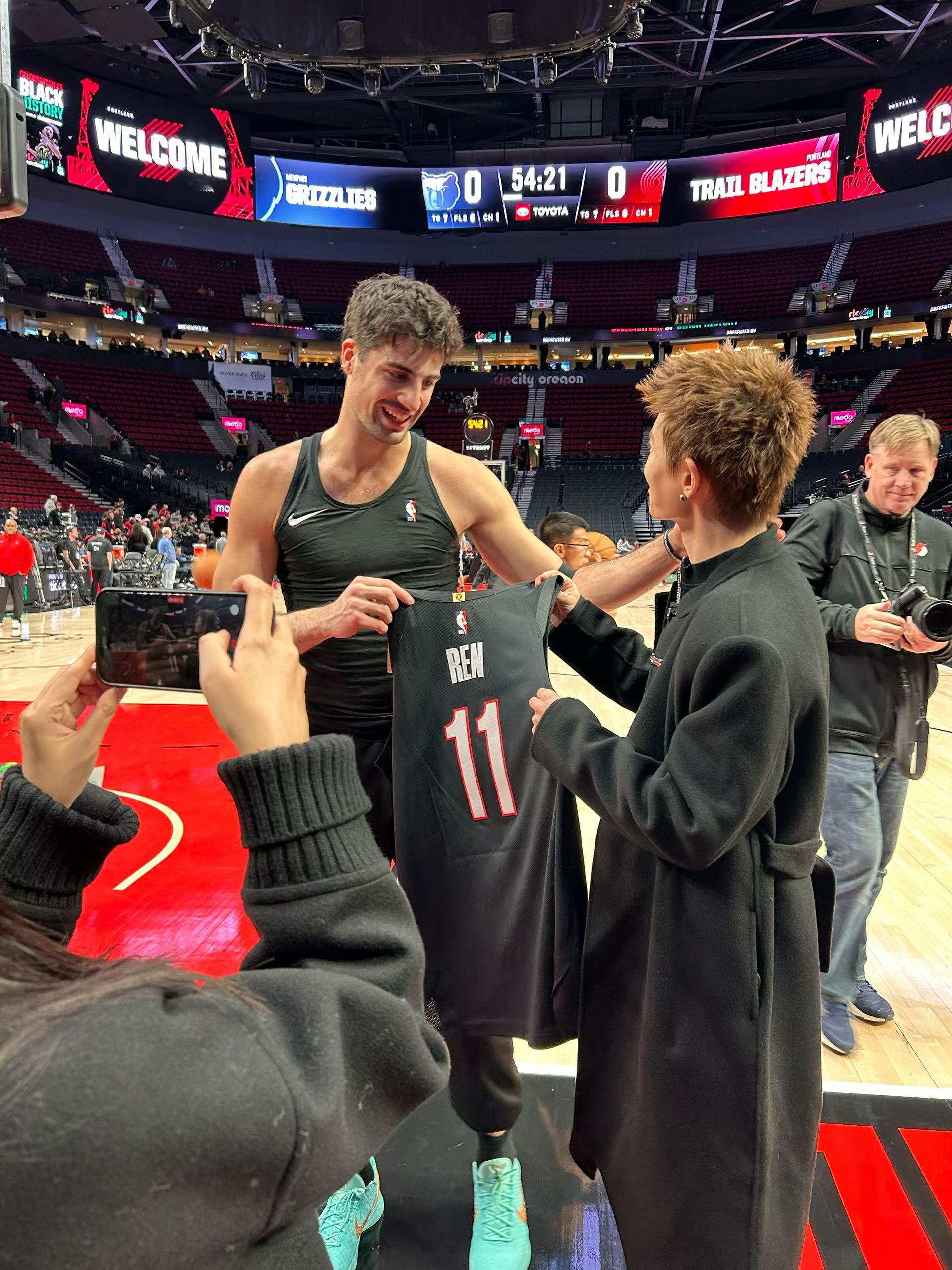 任嘉伦阿夫迪亚赠与任嘉伦定制球衣任嘉伦助力杨瀚森任嘉伦nba马力全开 阿夫迪亚今