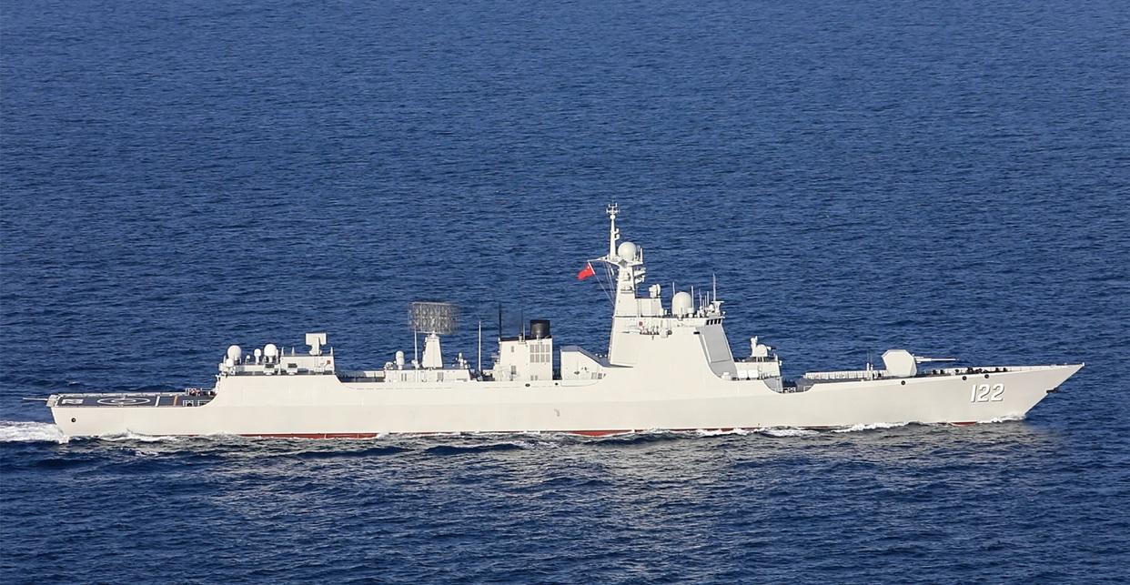 在中东某海域执行护航任务的海军唐山舰及其随舰特战队员