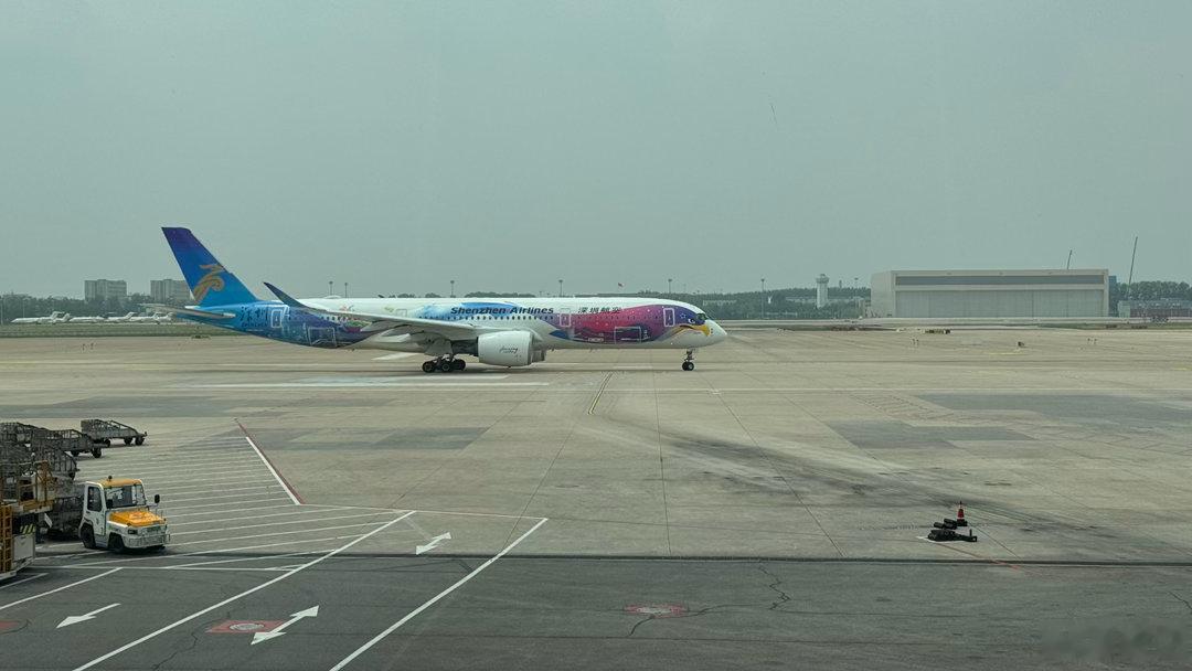 偶遇到刚上的国航a350新飞机c位出道 6月30日，深圳航空首架空客A350飞机