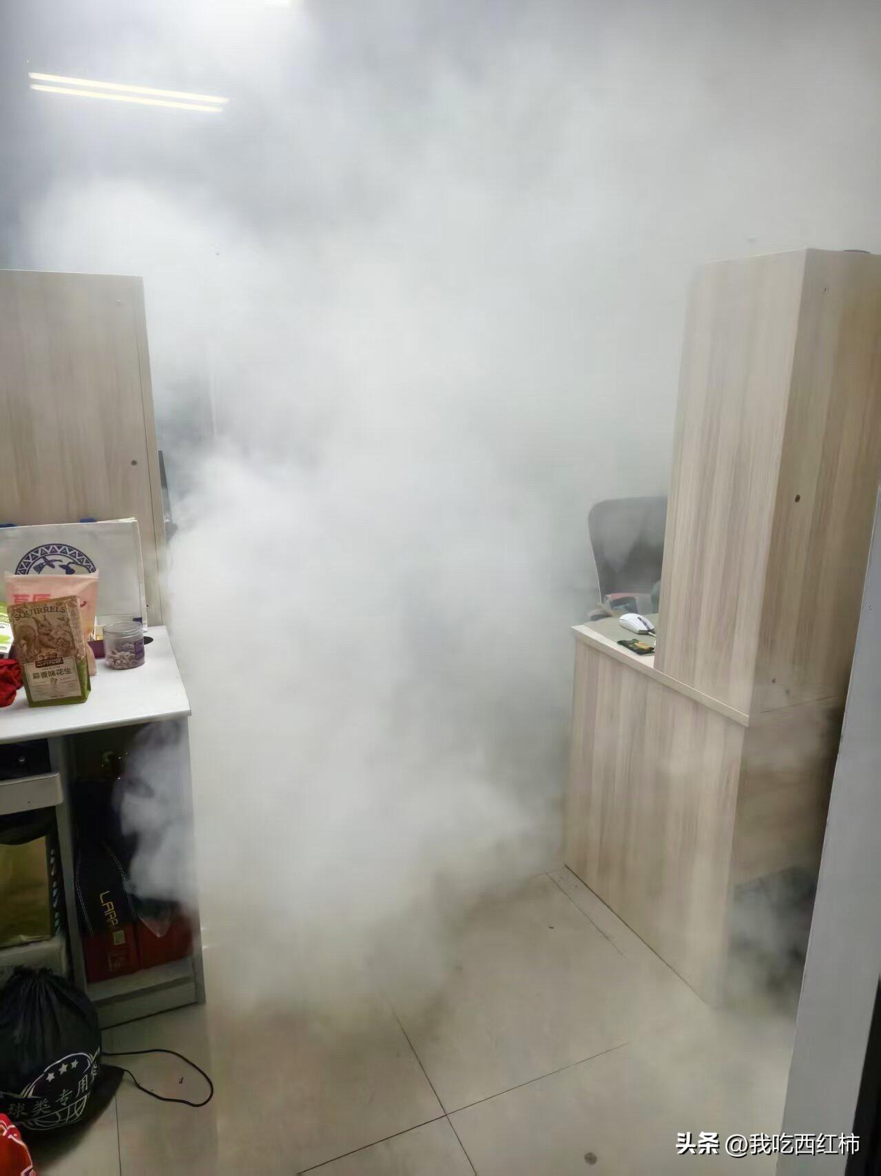 工位炸了…
前脚刚走出办公室，后脚还在加班的师兄告诉我，我的工位炸了，或许是充电