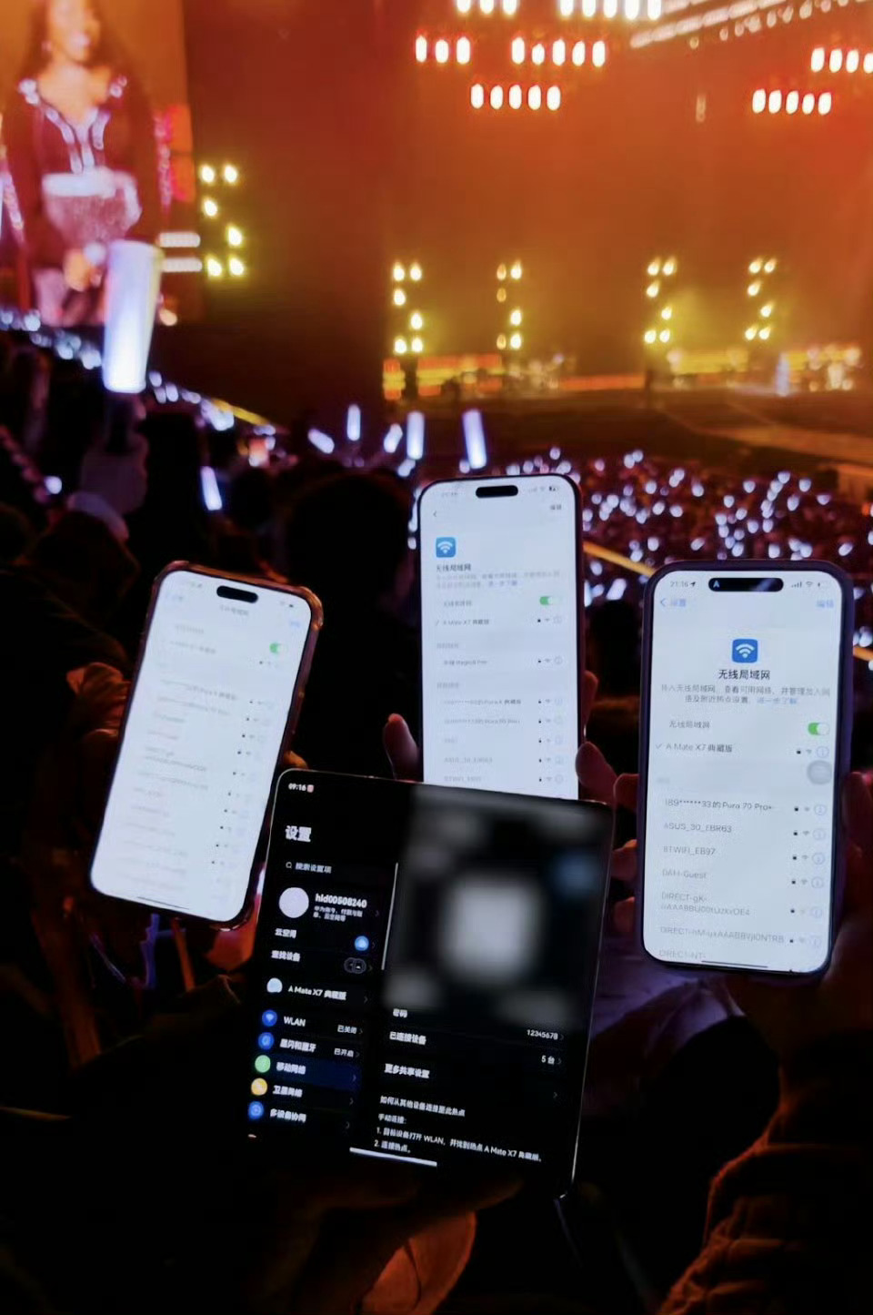 演唱会大型人类互助现场讲真，大型演唱会，真的很考验手机信号，人挤人的场馆，想发条