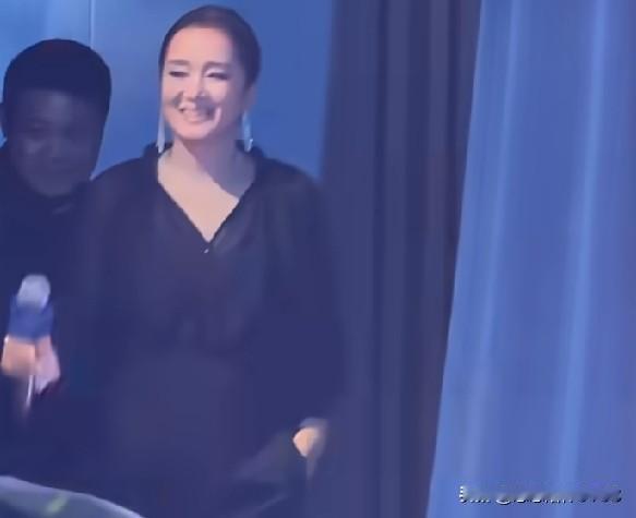巩俐年轻时身材高挑，往人群中一站，瞬间便能吸引众人目光。
转眼间，她已年过花甲，