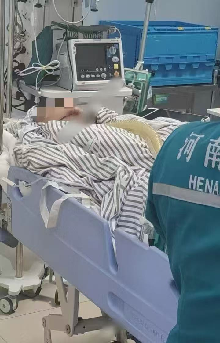 #遭绳索割喉男孩已苏醒#【沁阳骑车遭绳索割喉男孩家属：孩子苏醒后较稳定，手术尚未