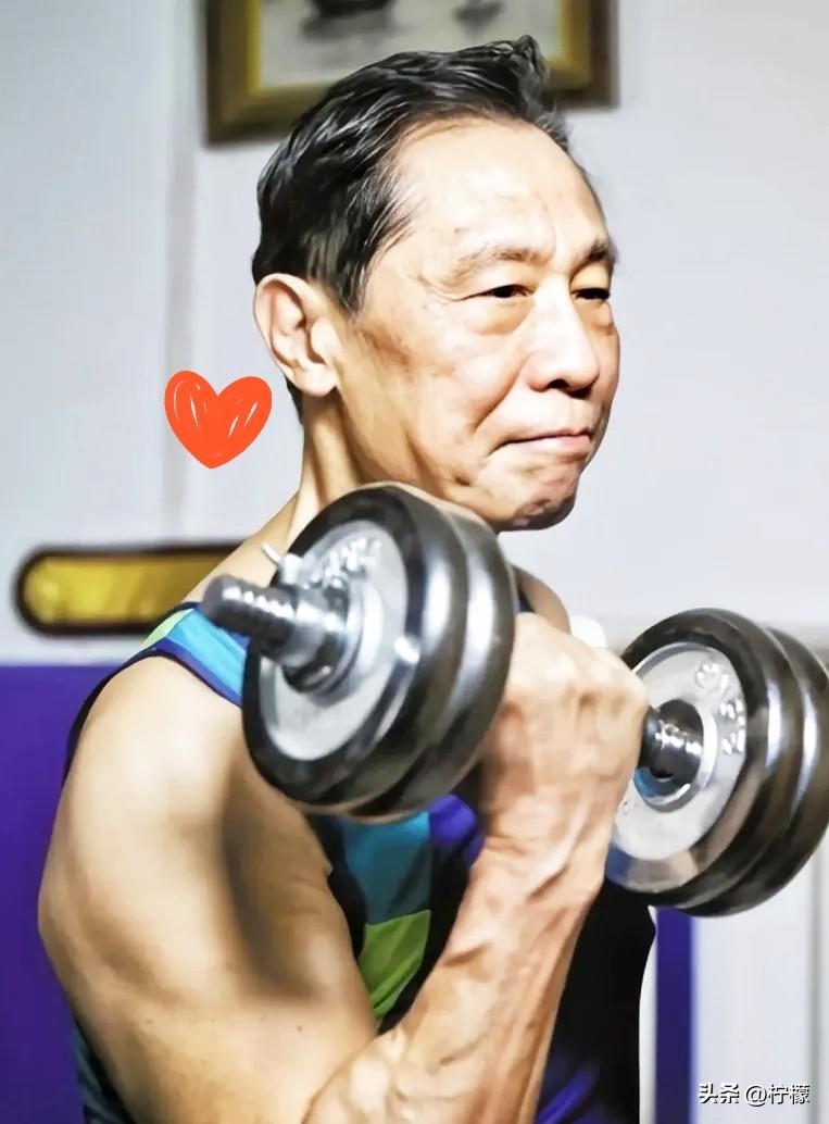 钟南山院士的养生方法完全值得借鉴！
钟南山院士快90岁的人了，在家运动就是简单的