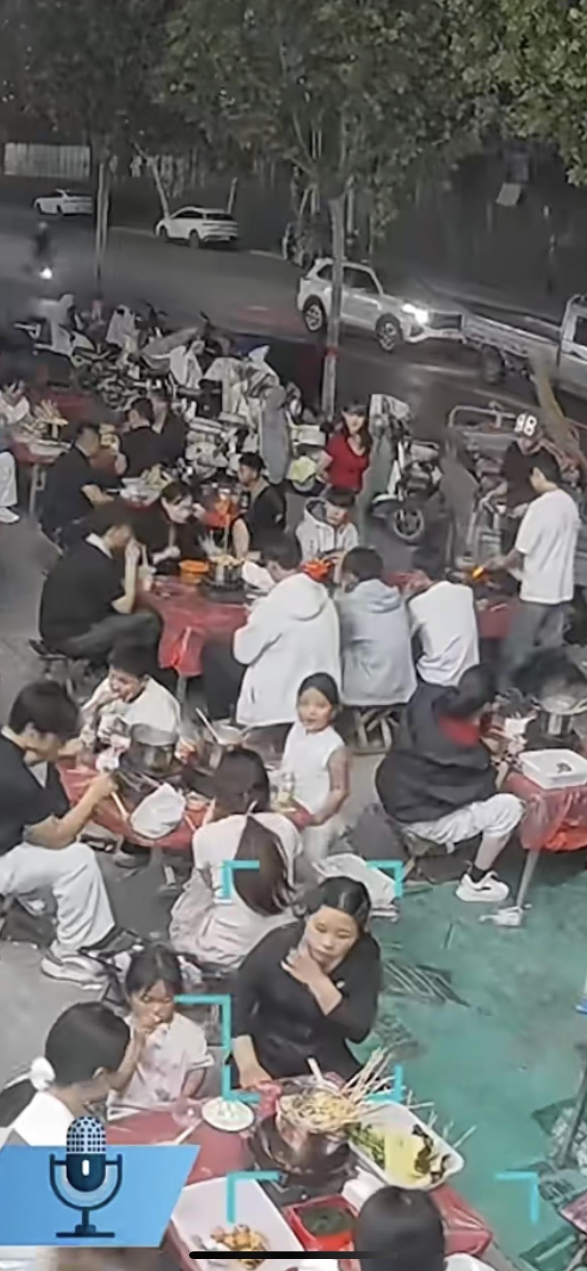 4月19日山东菏泽，天气突刮大风，老板拿喇叭霸气喊话，为顾客免单。老板娘：当天有