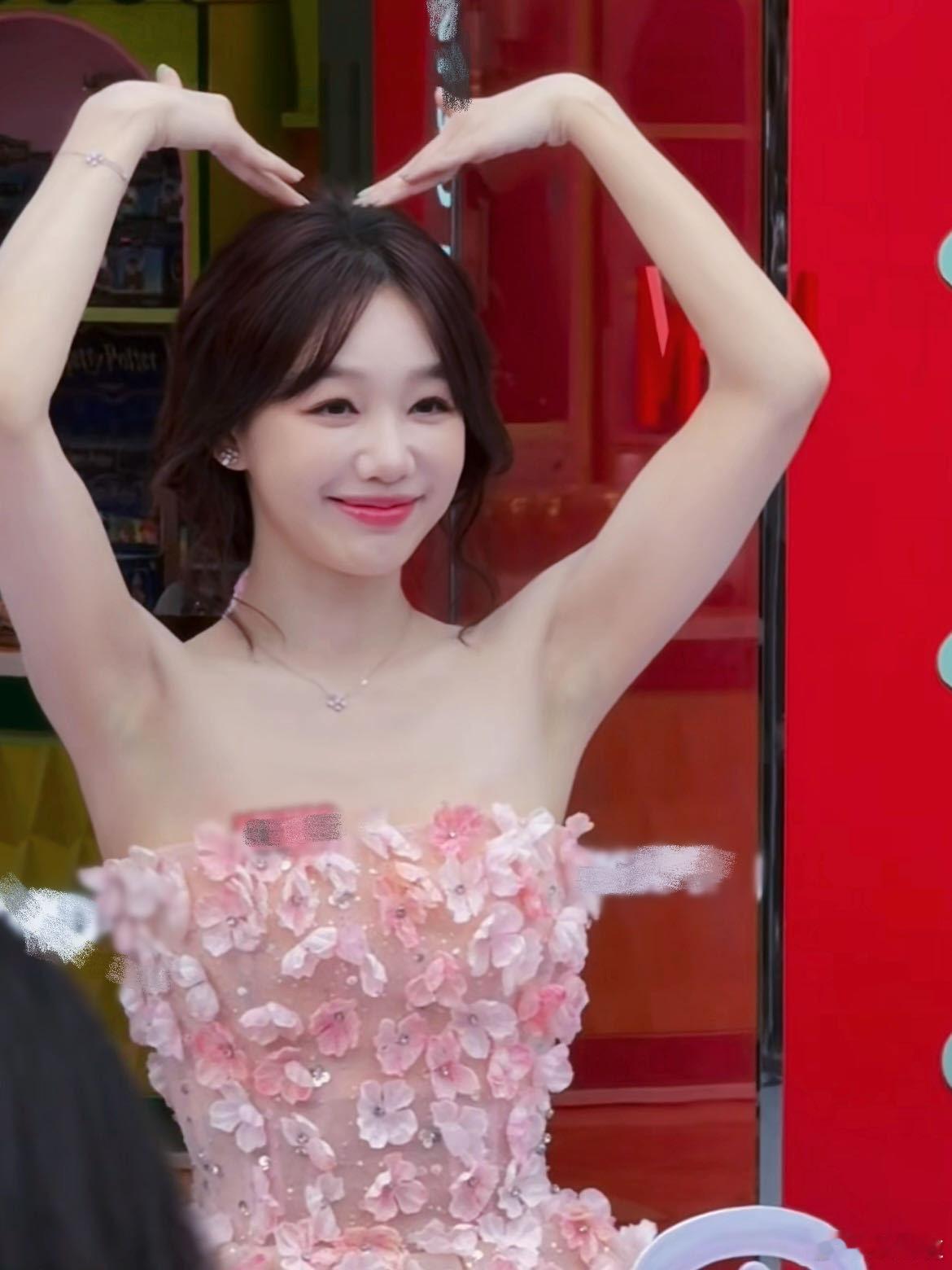 徐梦洁在广州用粤语拜早年 粉色小彩虹粤语拜早年啦！甜笑配软萌粤语太治愈，自己穿短