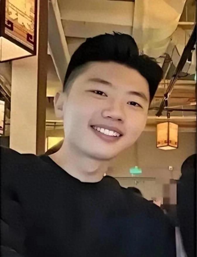 海南飞行员在海文大桥已经失踪十天，目前其女友被网暴，网友们普遍认为她有重大嫌疑.