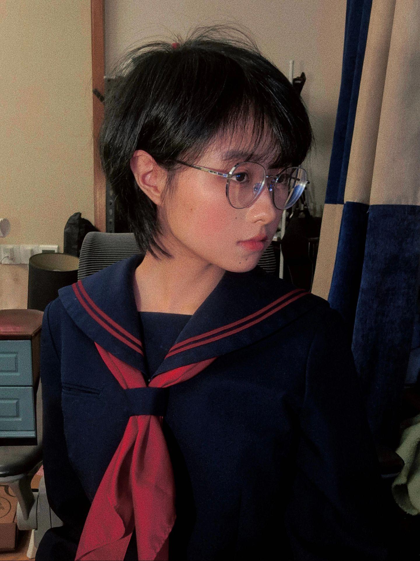 戴上眼镜和摘掉眼镜完全是两个人。