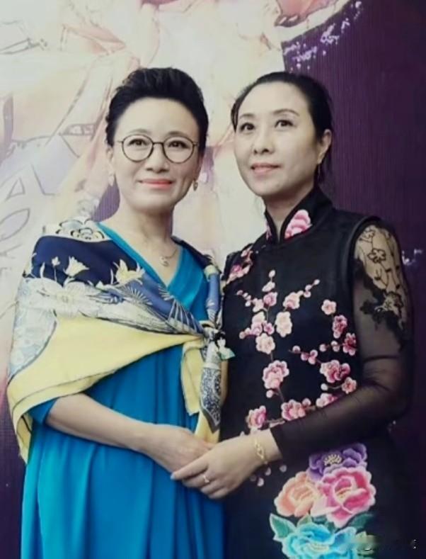 王志萍、洪瑛——两位越剧王派花旦同框！
她俩都是越剧大师王文娟的弟子，只是洪瑛成