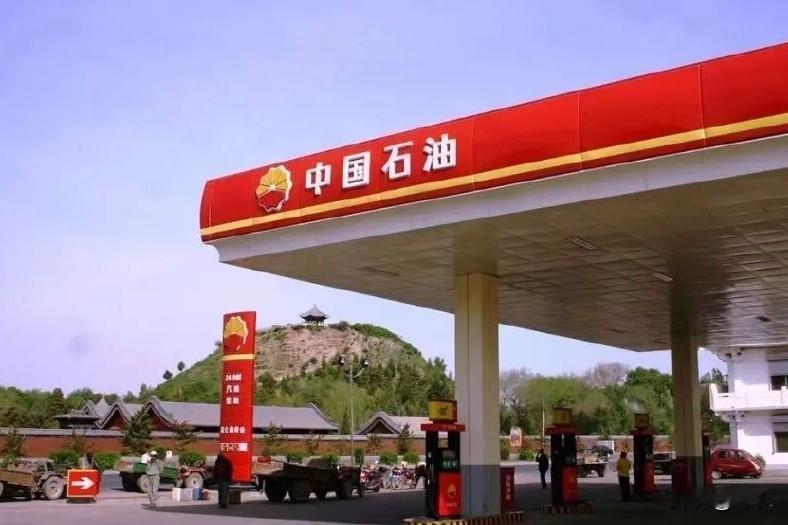 涨价的连锁反应来了
先是开车加油涨价，然后国内机票燃油附加费从10元涨到60元，