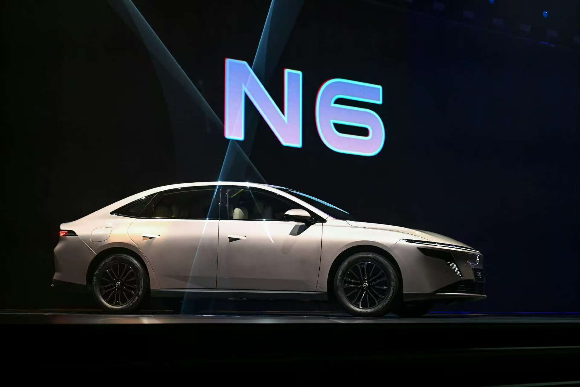 东风日产N6一上市就放了大招，9.19万起的限时价，直接杀进十万级插混家轿市场—