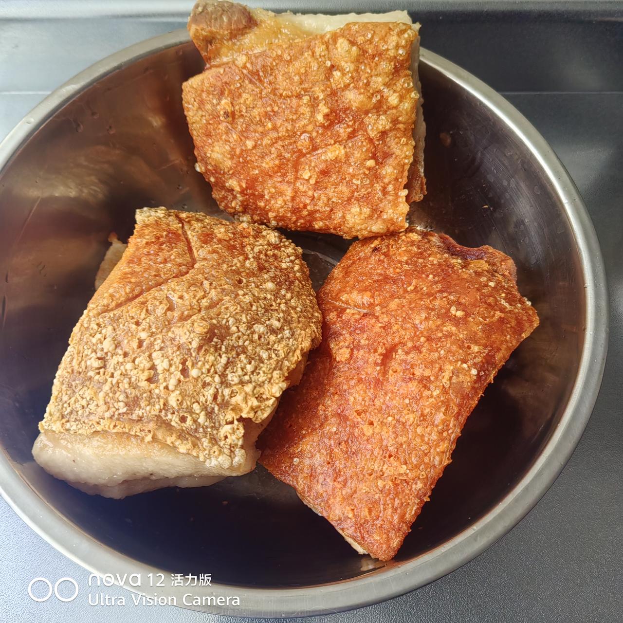 备年货

今天看见五花肉不错买了4斤炸扣肉，这两天南宁回南天开暖风机把腊肉吹了两