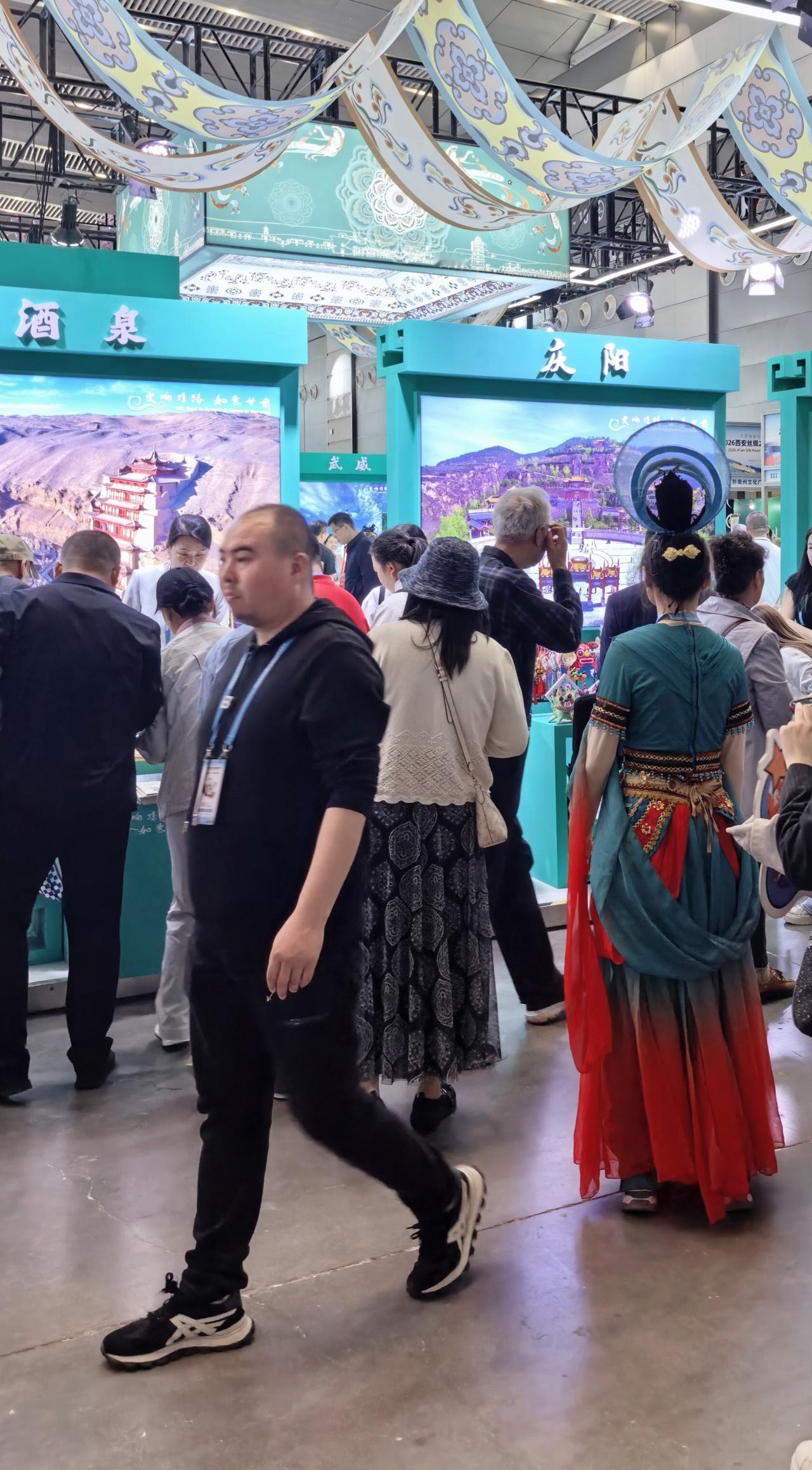 4月17日，逛西安旅游博览会，体验带上VR设备，一秒“瞬移”到敦煌莫高窟，指尖划