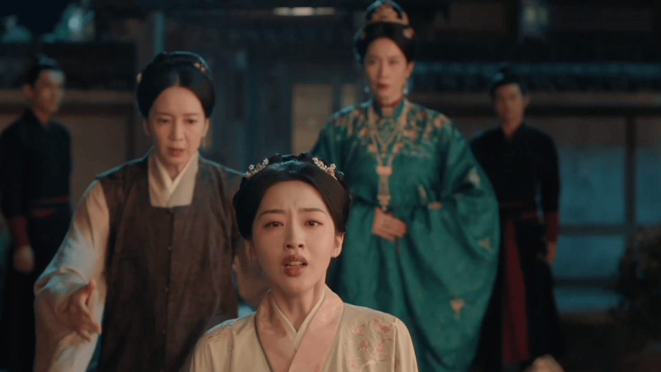 国产剧稀缺的自救型女主 邓恩熙把女主骨子里的韧劲演出来了，绝境里不低头，危机中找