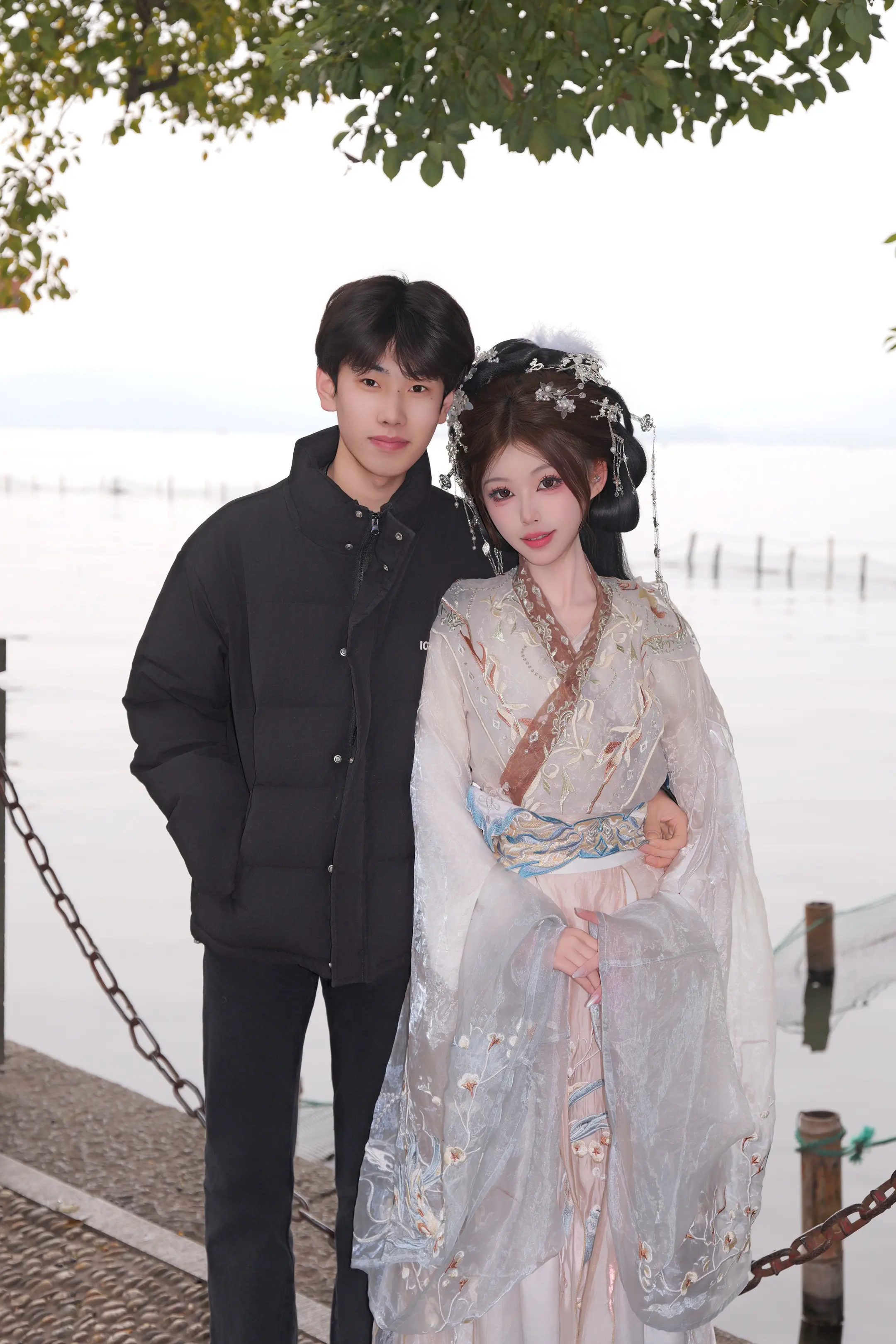 千里寻妻。知道我在杭州感冒了难受了 半夜直接坐33个小时火车接我