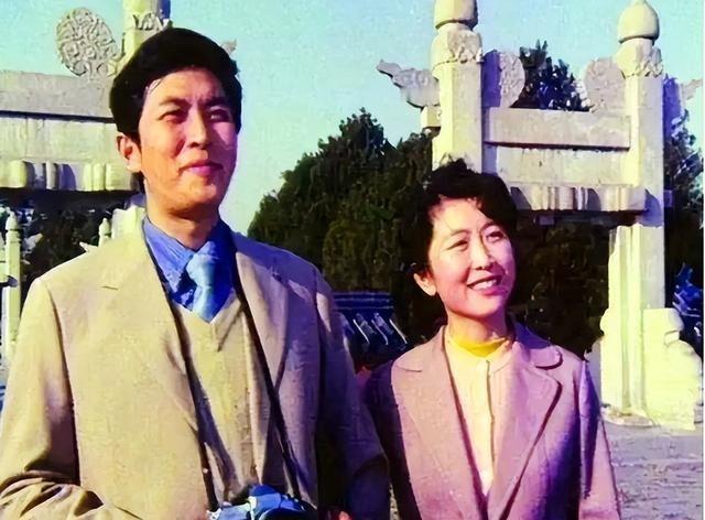 1990年除夕夜，唐国强的妻子在卫生间用一根绳子结束了自己的生命，她留下遗书说：