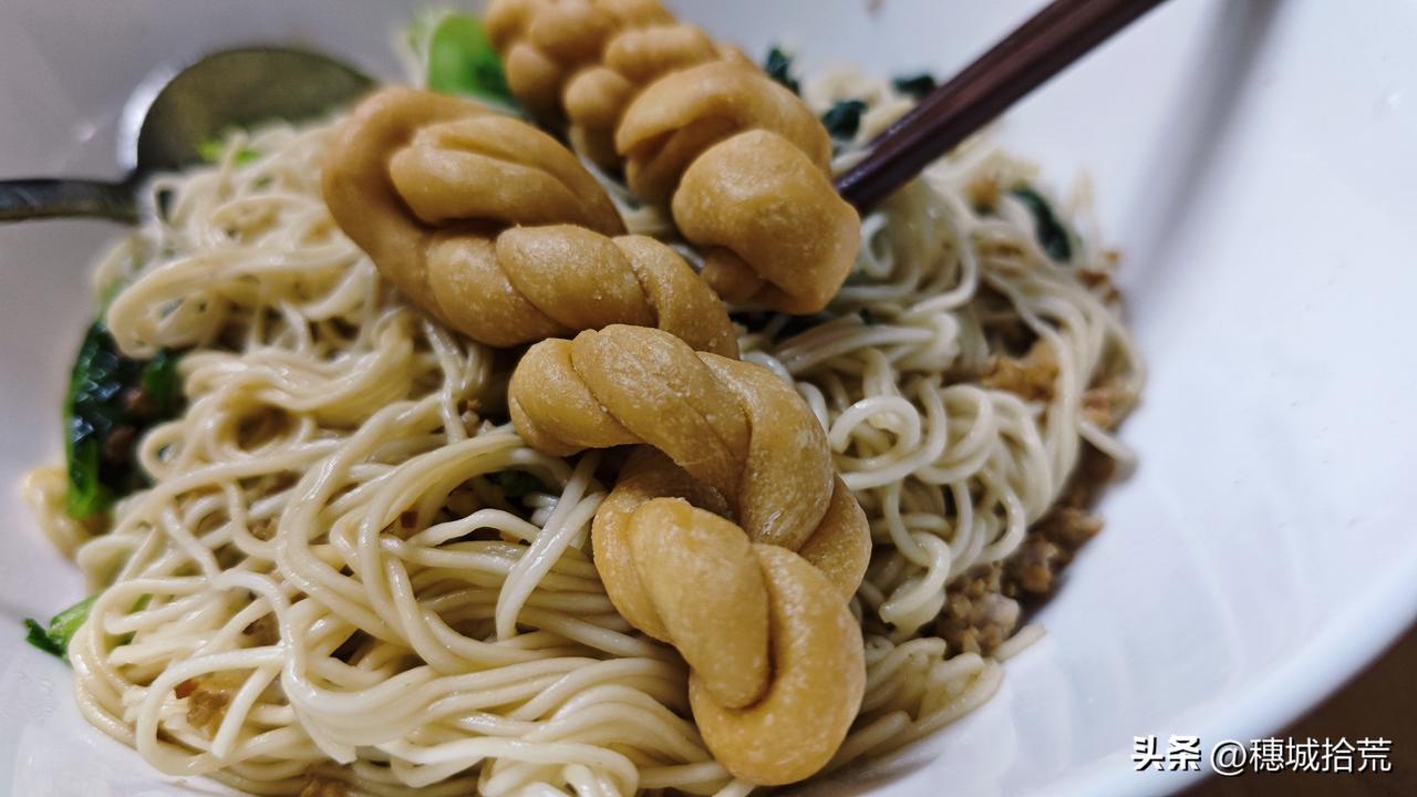 昨晚回家比较晚，过了吃饭的时间，没让家里人留饭，自己煮了个面，出差的常态了，再放