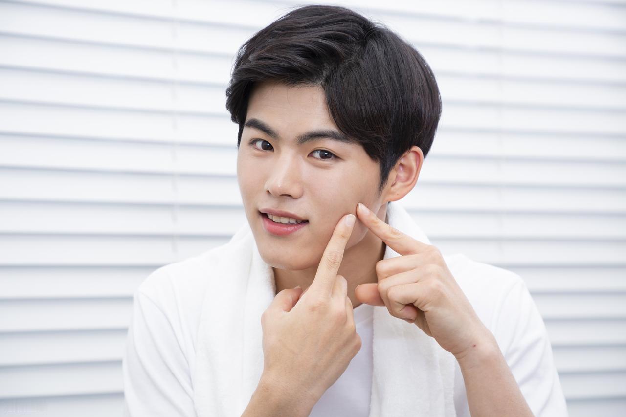 男性天生皮肤粗糙？其实大多是这些坏习惯在“搞鬼”，需趁早改掉

不少男性看着皮肤