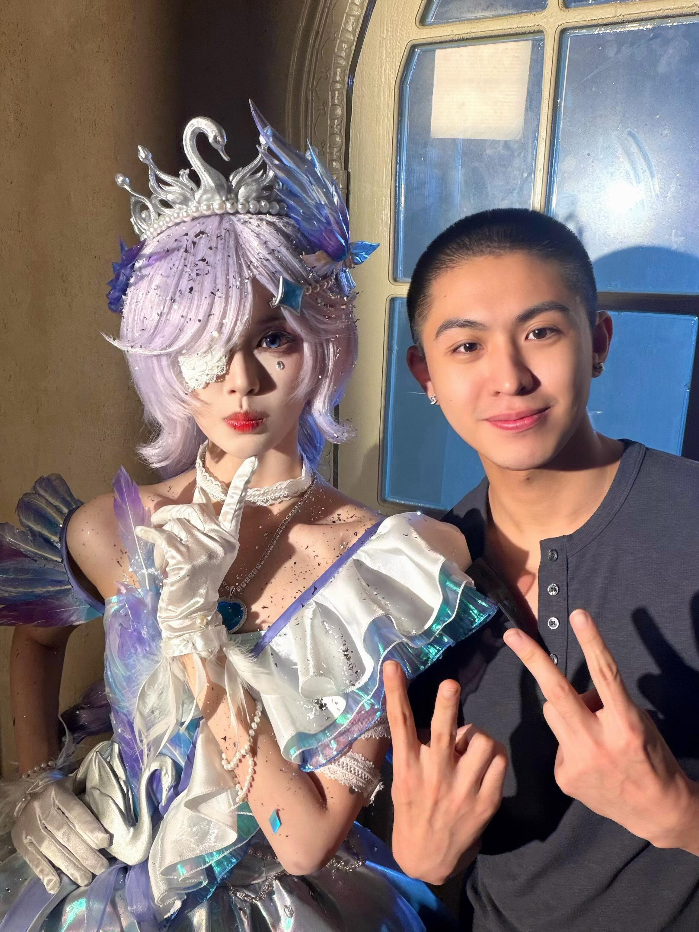 杨超越  天呐合照我女也太漂亮了“因为工作原因有幸和杨超越大美女合照啦，最美海瑟