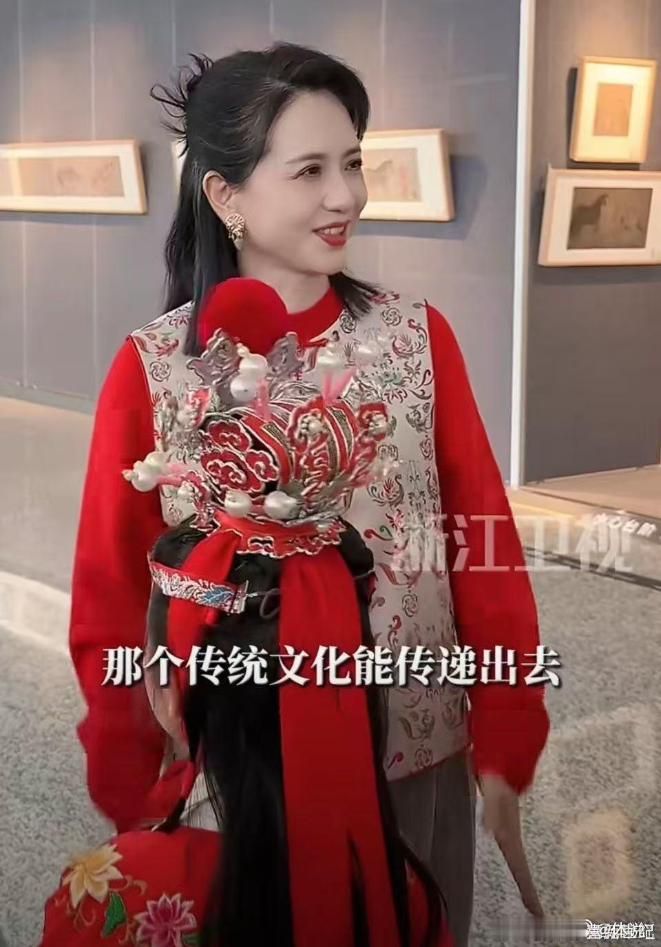 陶慧敏在萧山机场手把手教老外唱越剧 浙江卫视越剧春晚89版黛玉陶慧敏再展越剧魅力