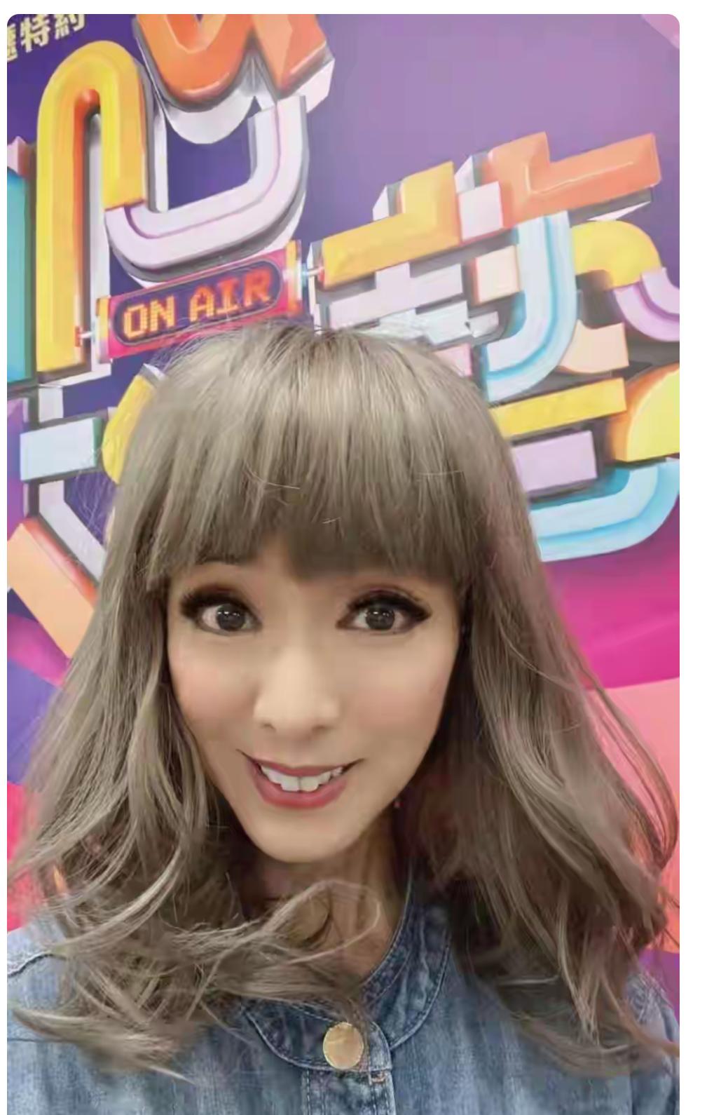 68岁的米雪大变样，头发像戴的假发，不自然，带着长的假睫毛，显得眼睛好大，特别在