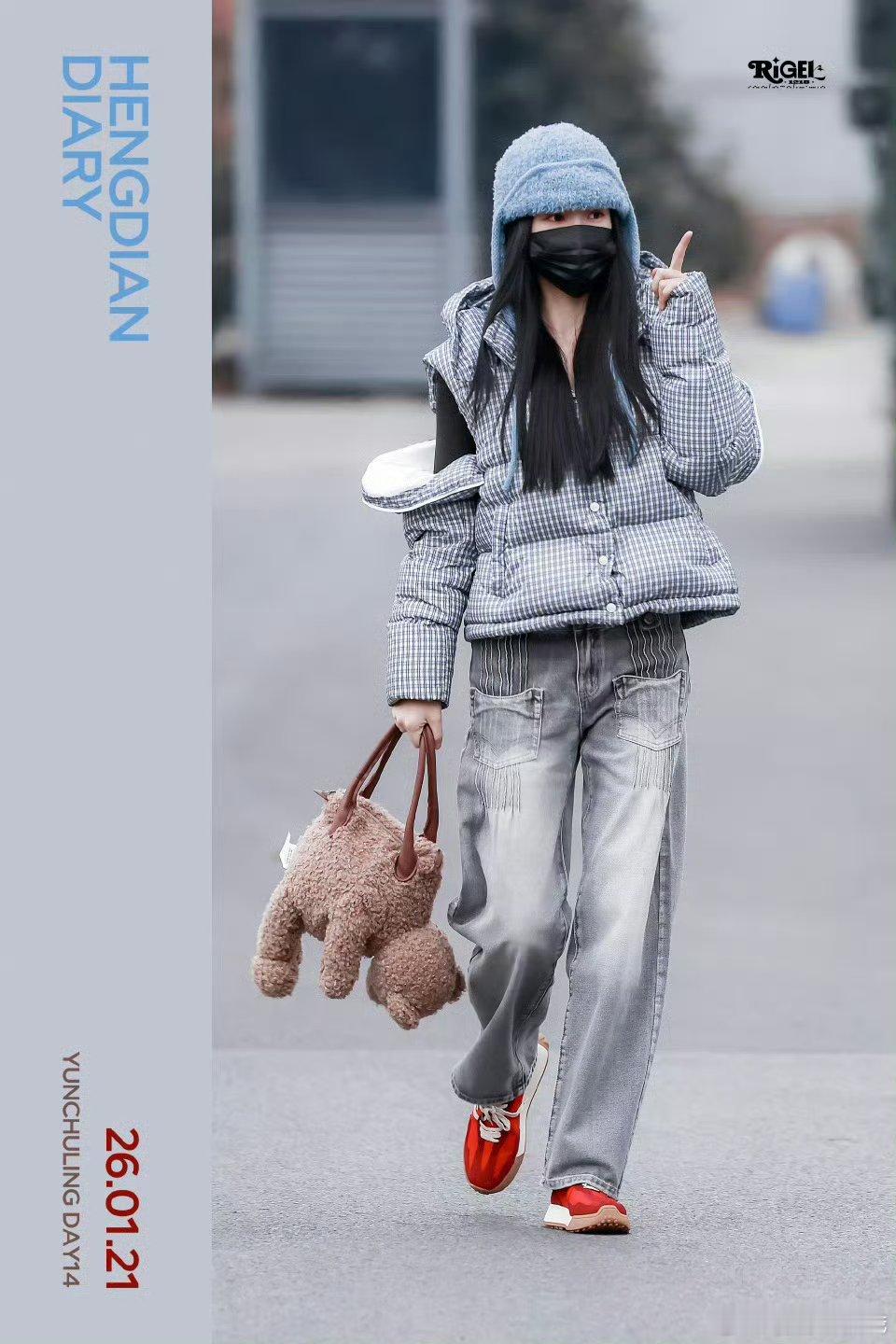 今天虞书欣上班穿搭格纹羽绒服灰色牛仔裤look，温暖又很好看，每天跟着小虞学穿搭