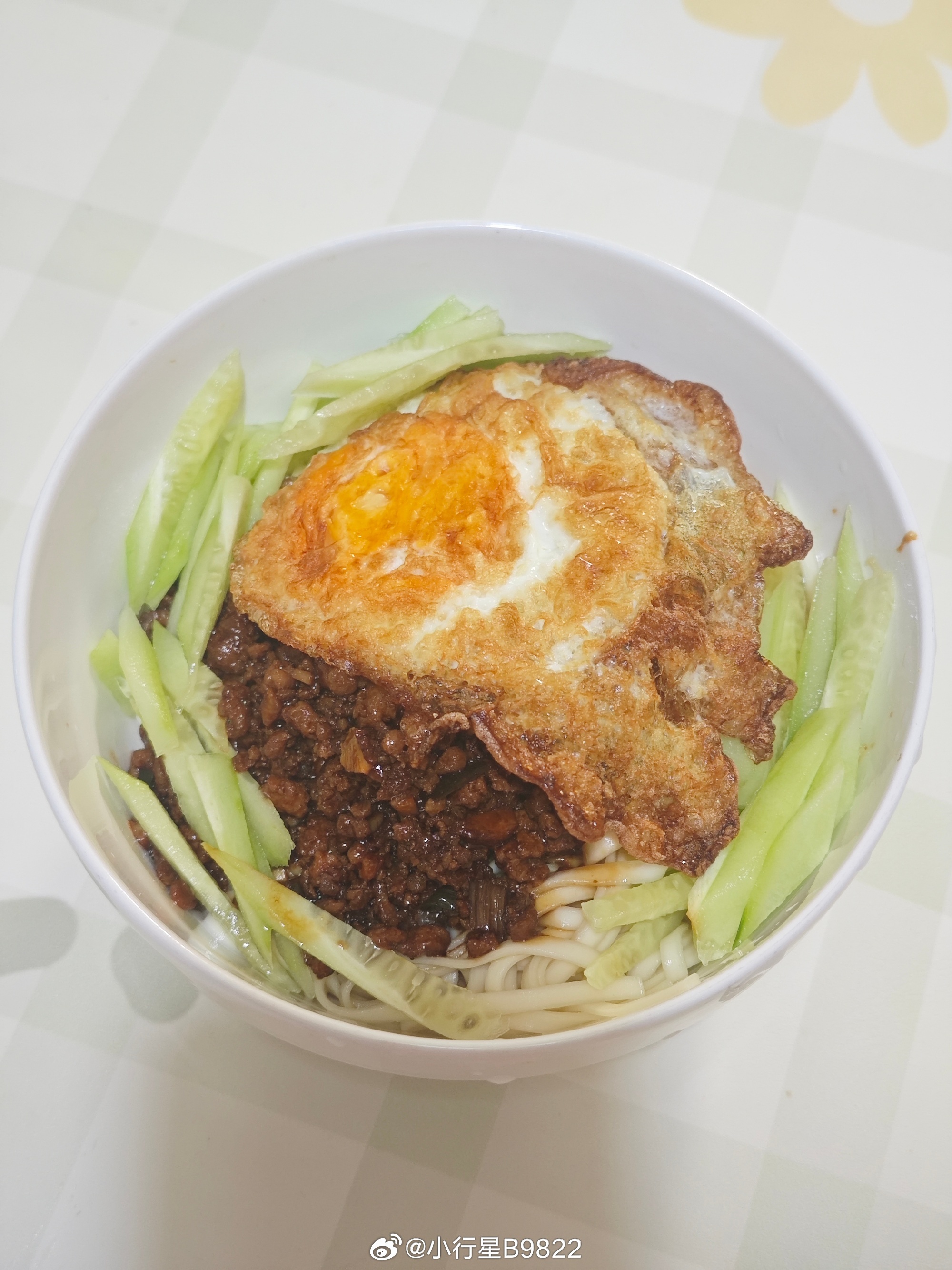 贤惠的老父亲也是给女儿做上早饭了我:那我来收拾吧他:不用不用你:你好贤惠喔他:外