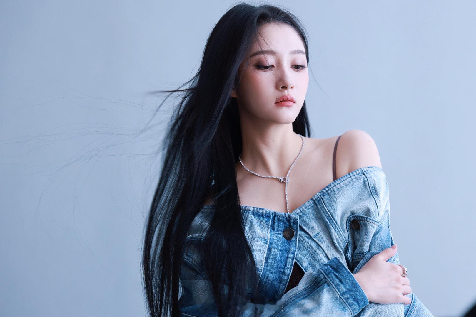 关晓彤姐感夯爆了 如今的关晓彤褪去稚气，气质越发温婉大气，自带稳稳的御姐气场。仪