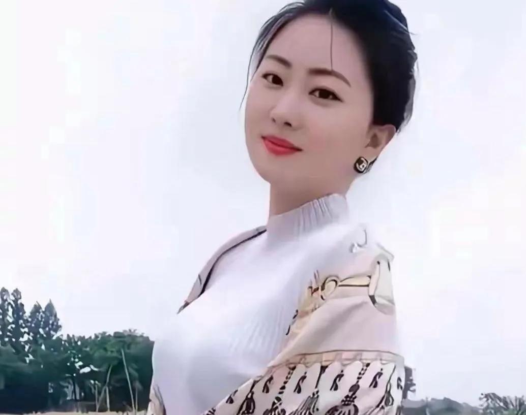 遥想相伴欢时，星辰为证，执手情如海。无奈流年分路去，遗恨荒原千载。雪覆心田，霜侵