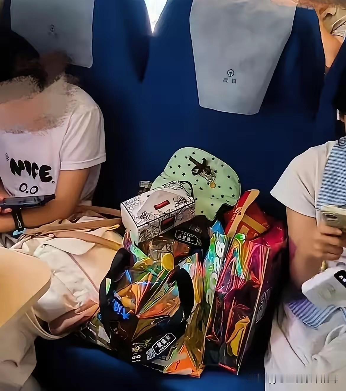 买三张车票的两个小姑娘，终究还是太年轻了，其实当买到站票的大姐要求她们让座的时候